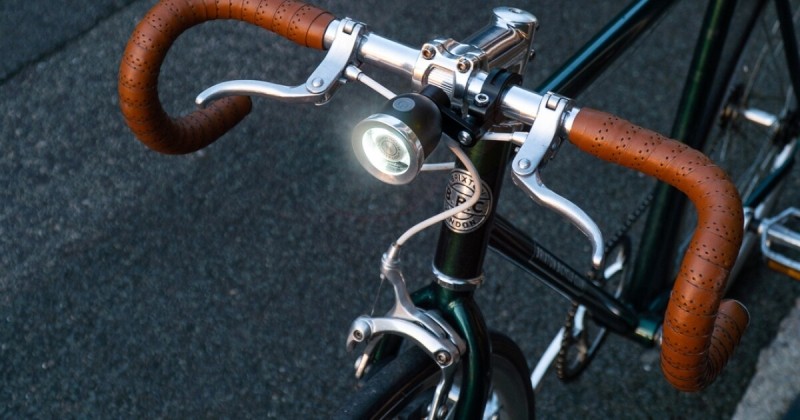Велосипедная фара Center Light сочетает в себе ретро-стиль и современные технологии
